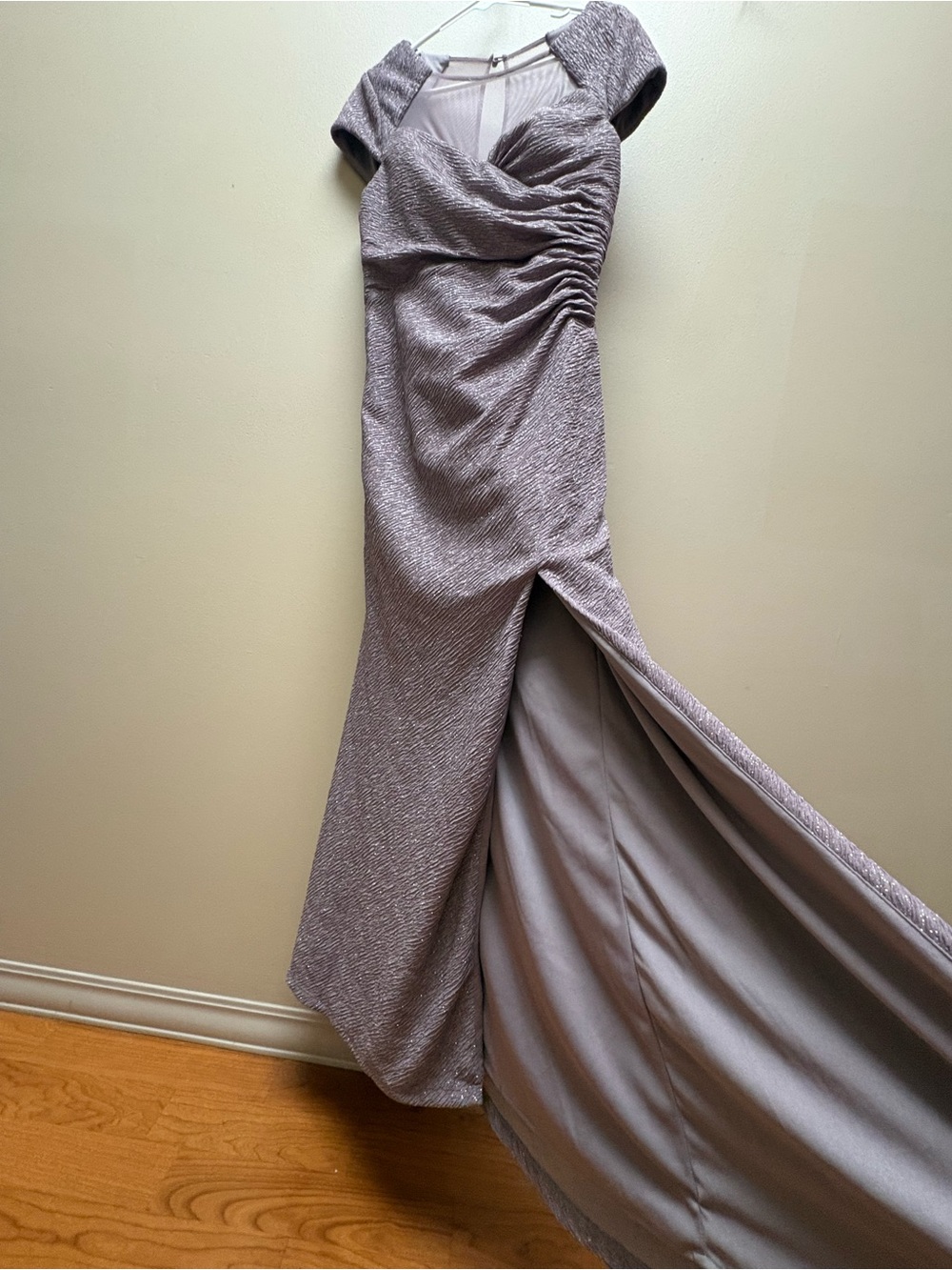 New without tag. Elegant Lavender Evening Gown with Cap Sleeves, size : 4